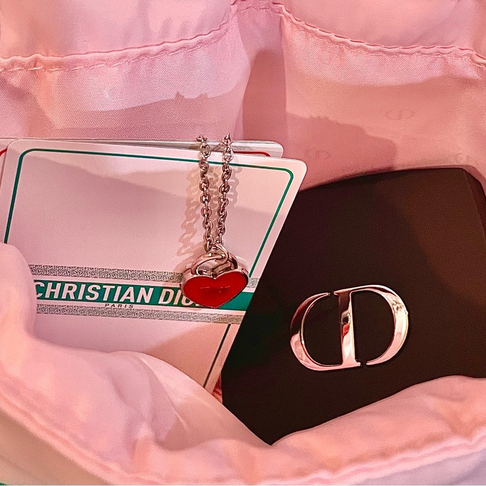 ❤️🔥 6 PIECE SET: Dior❤️pendant + Dior Cosmetic Bag + Dior Mirror + 3 Dior Cards - Picture 11 of 12